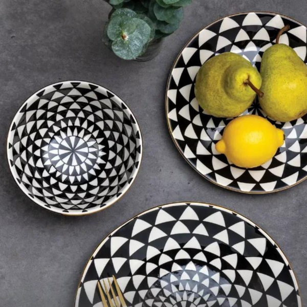 Dinnerware Black & White Medallion Set